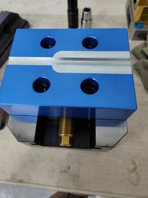 Morsa in alluminio blu con ganasce manuali per tornitura CNC per taglio leggero